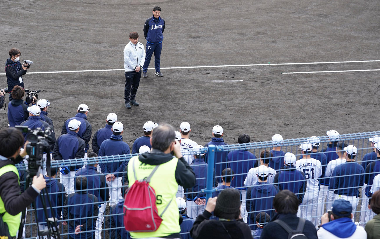 ナインの前であいさつする西武臨時投手コーチの松坂氏（撮影・小沢裕）