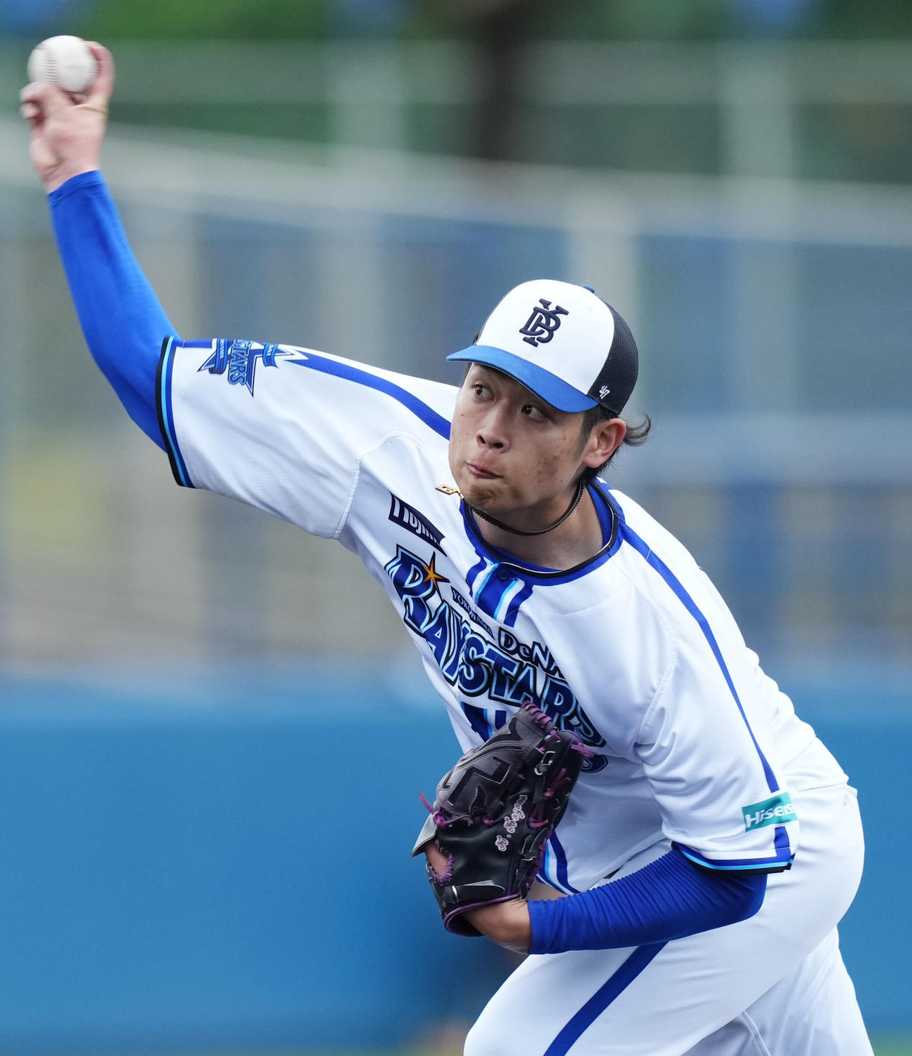 紅白戦で力投するDeNA小園（撮影・横山健太）