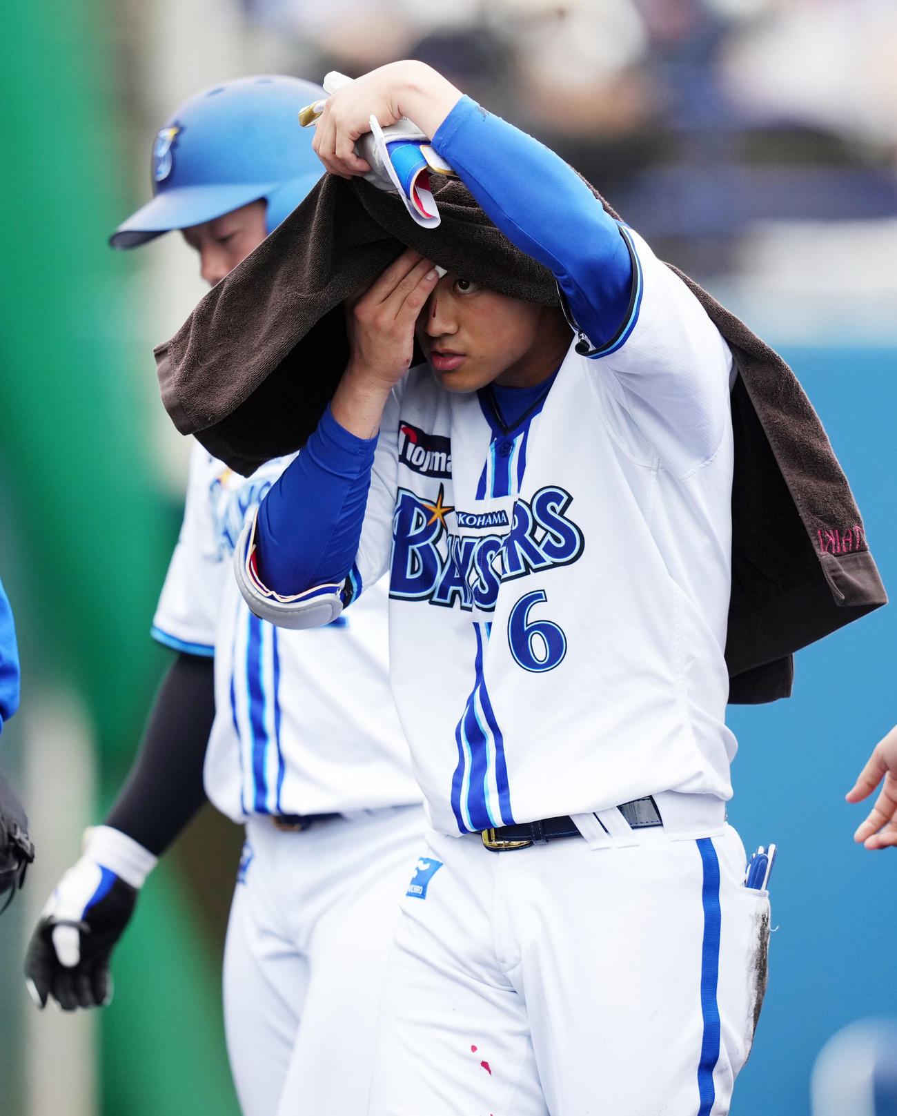 紅白戦で死球を受けタオルを被りベンチへ引き揚げるDeNA森（撮影・横山健太）