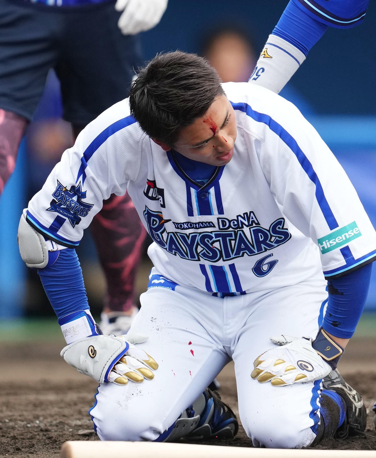 紅白戦で死球を受け出血するDeNA森（撮影・横山健太）