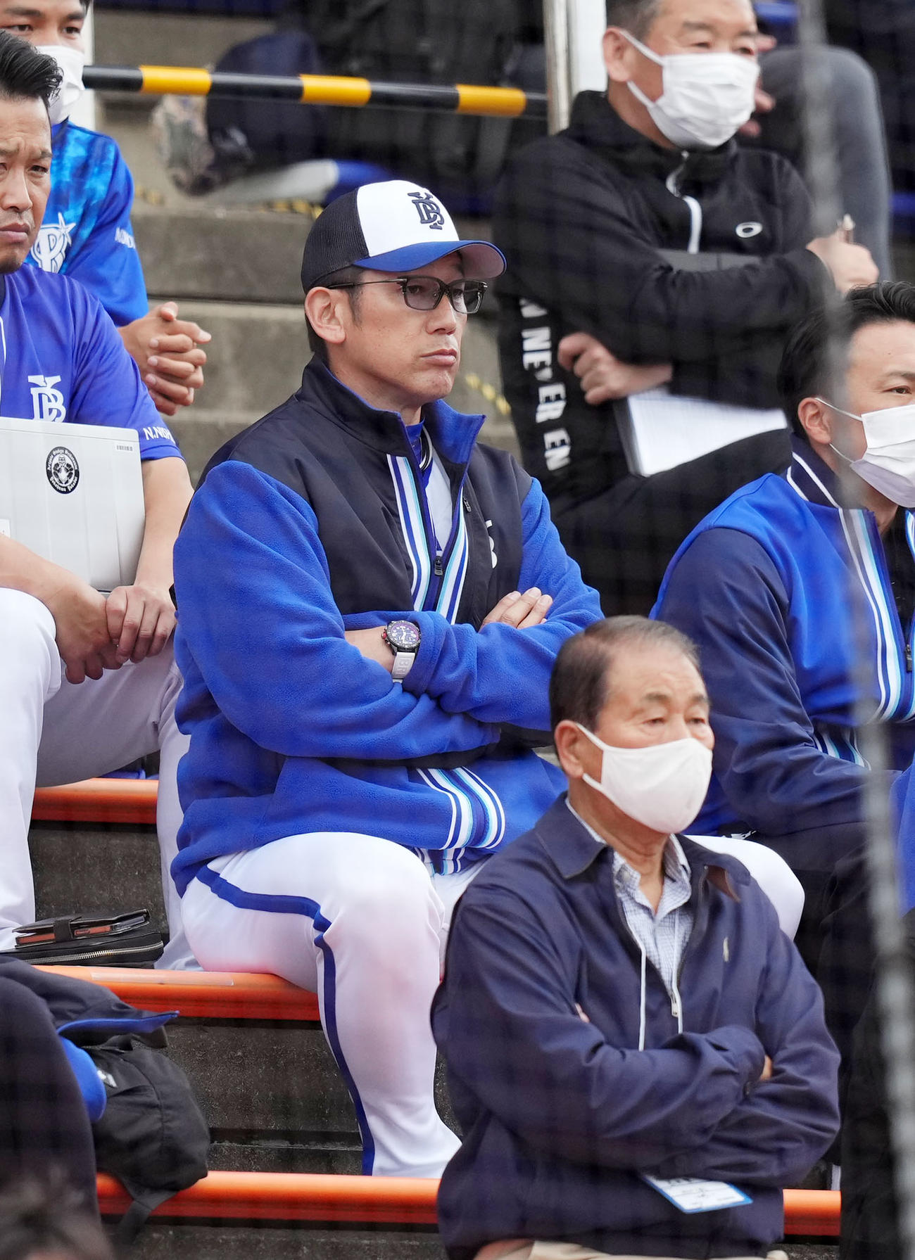 スタンドから紅白戦を見つめるDeNA三浦監督（撮影・横山健太）