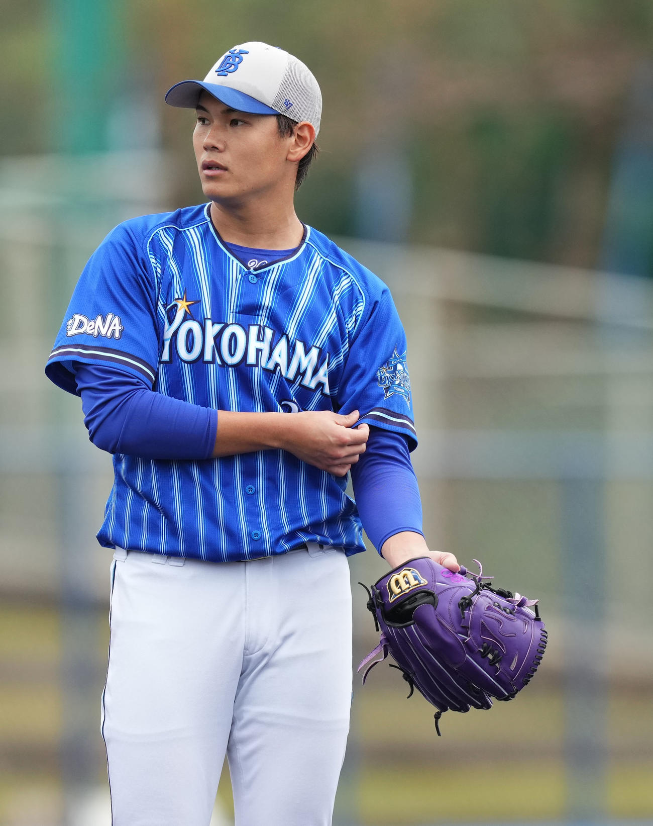 倒れるDeNA森を心配そうに見つめる坂本（撮影・横山健太）