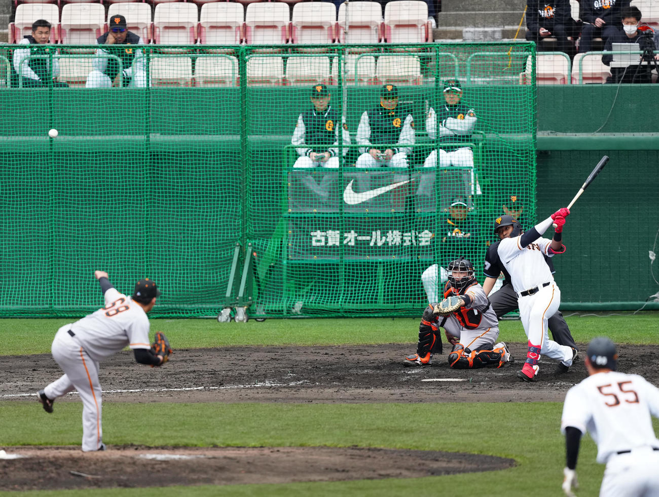 巨人紅白戦　4回裏白組2死二塁、右前適時打を放つオコエ（撮影・江口和貴）
