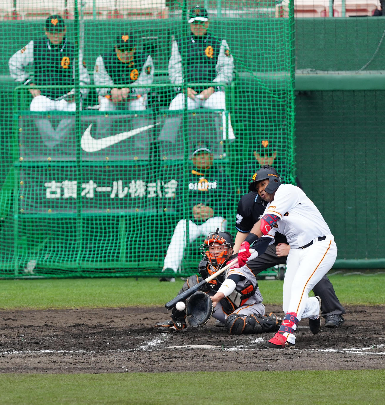 巨人紅白戦　7回裏白組2死、内野安打とするオコエ（撮影・江口和貴）