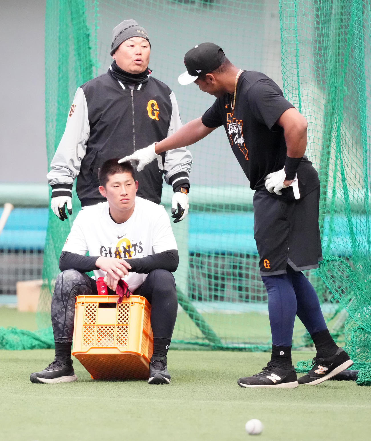 早朝練習中、巨人オコエ（右）から髪を触られる増田陸。後方は大久保1軍打撃チーフコーチ（撮影・江口和貴）