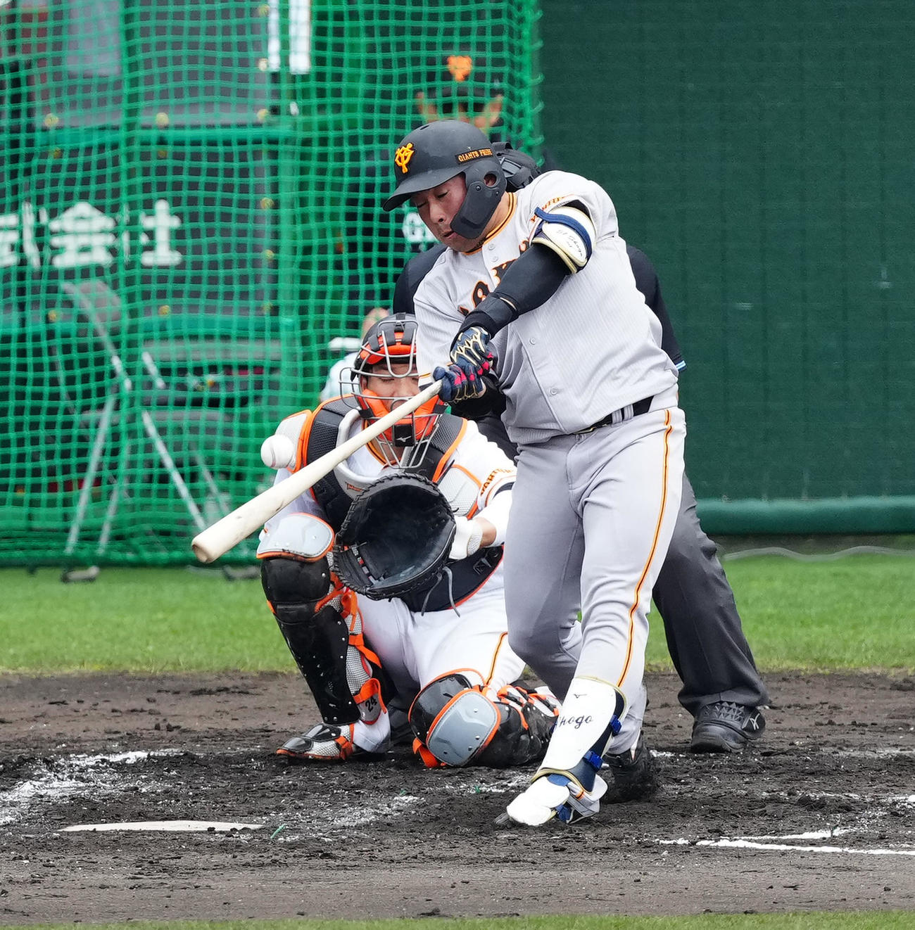 巨人紅白戦　3回表紅組無死、遊ゴロに倒れる浅野（撮影・江口和貴）
