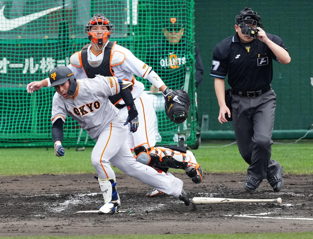 巨人紅白戦　3回表紅組無死、遊ゴロに倒れる浅野。捕手大城卓（撮影・江口和貴）