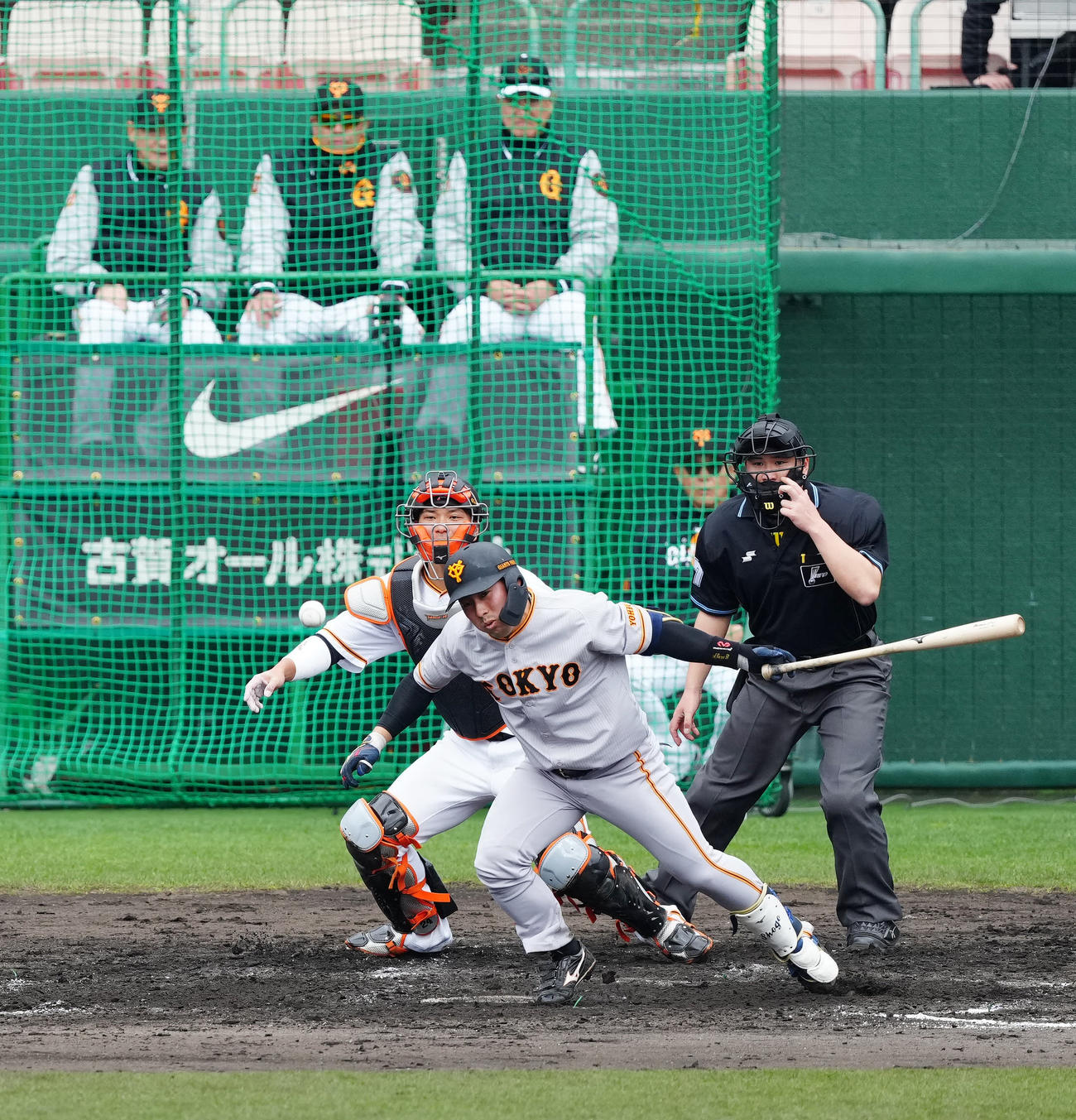 巨人紅白戦　4回表紅組2死一塁、投ゴロに倒れる浅野。後方左から3人目は原監督（撮影・江口和貴）