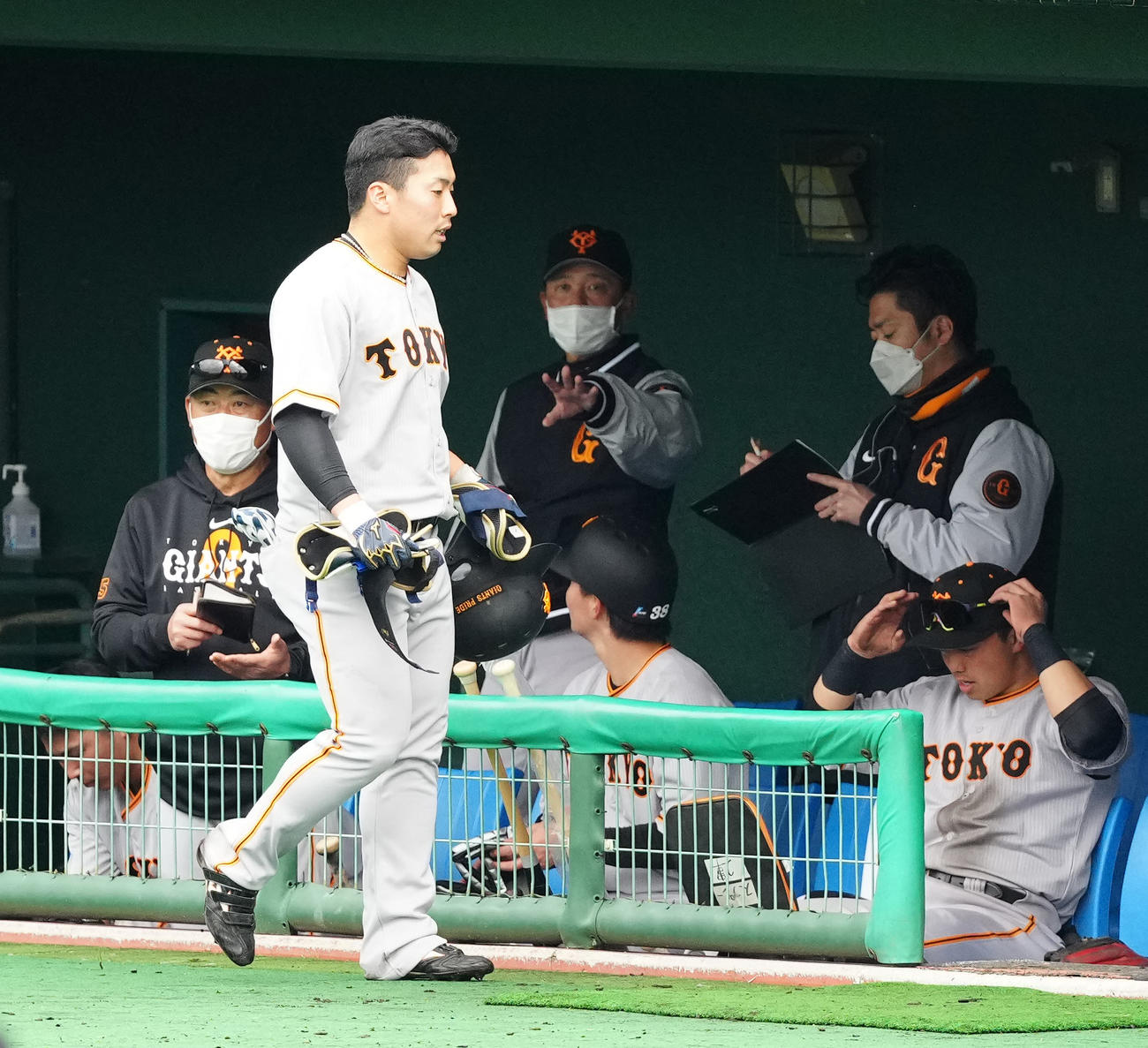 巨人紅白戦　4回表紅組2死一塁、投ゴロに倒れ、ベンチに引き揚げる浅野（撮影・江口和貴）