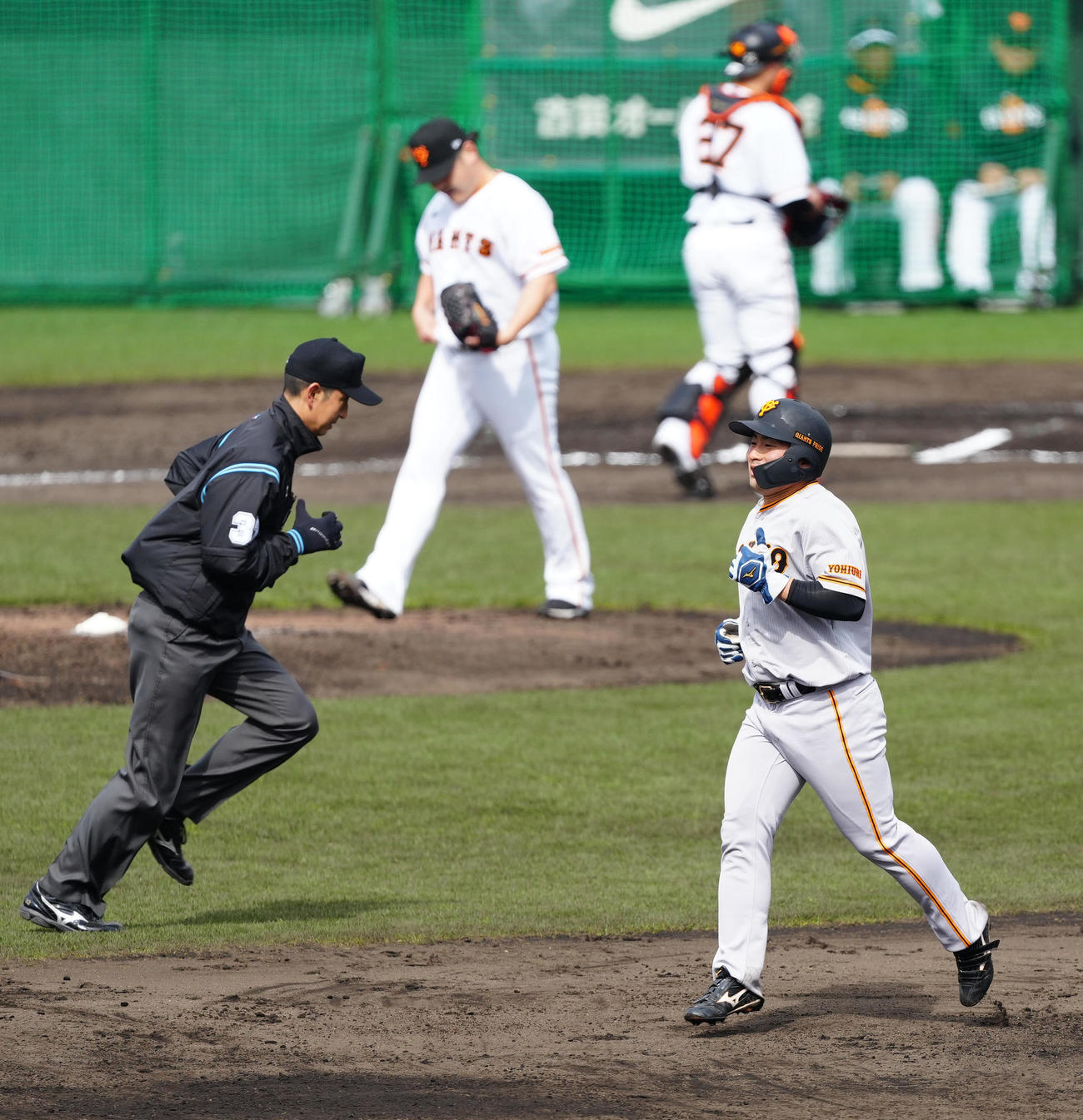 巨人紅白戦　5回表、代走で二塁へ向かう巨人紅組の浅野（撮影・江口和貴）