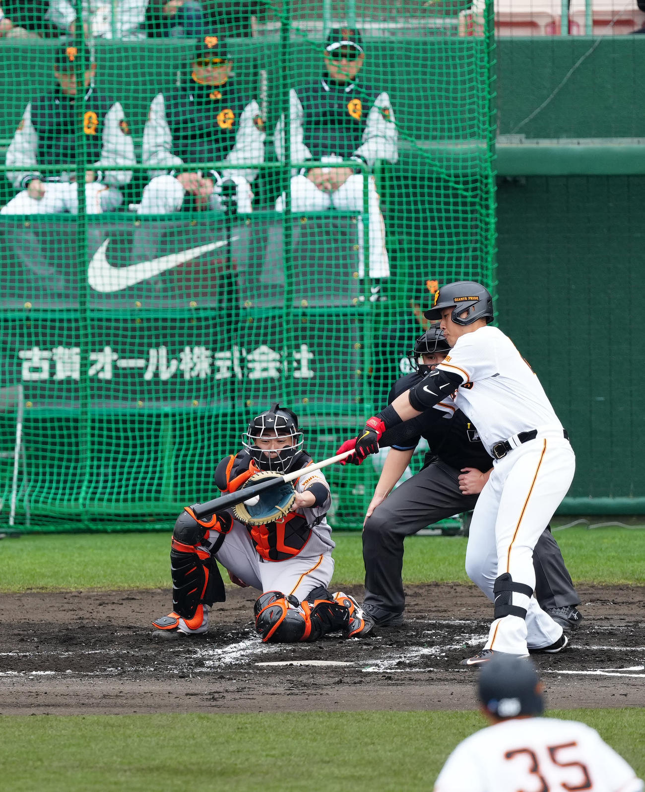 巨人紅白戦　1回裏白組1死一、二塁、空振り三振に倒れる岡本和（撮影・江口和貴）