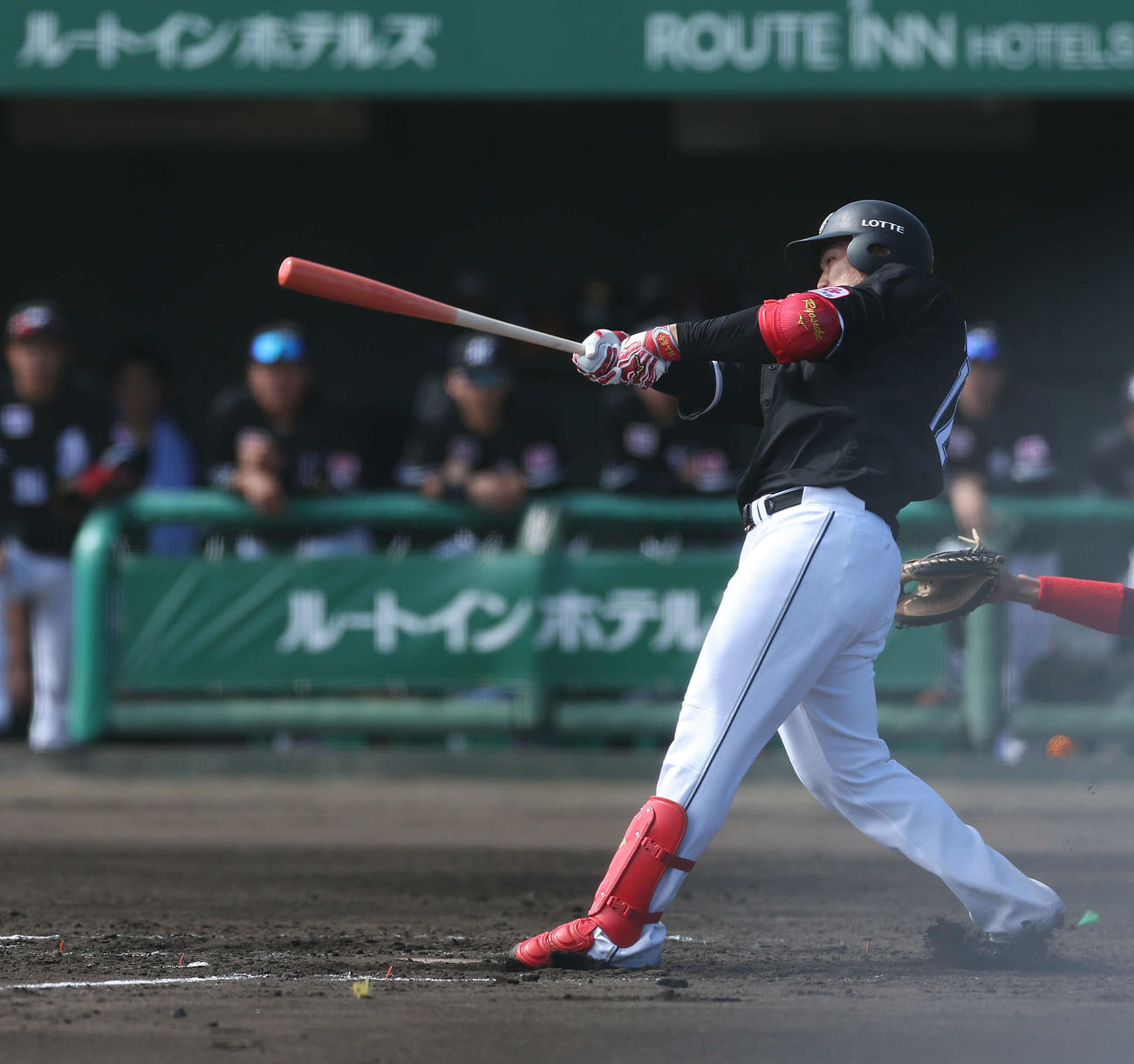 ロッテ対台湾楽天　2回表、左越え先制適時二塁打を放つロッテ村山（撮影・河田真司）