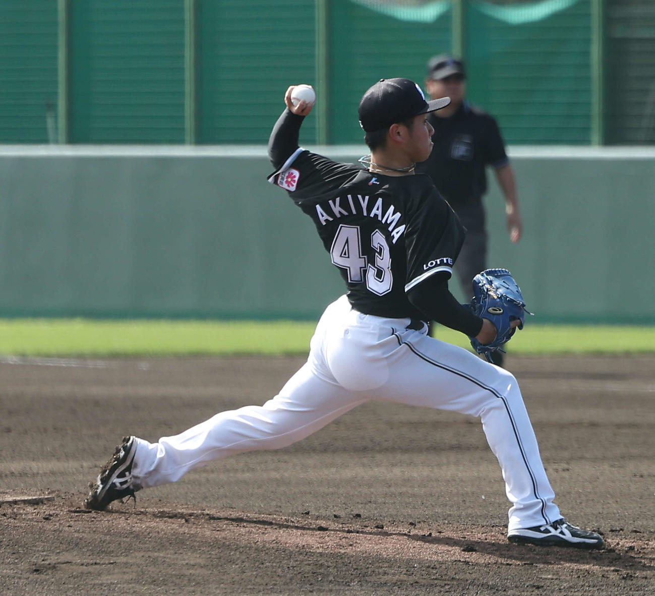ロッテ対台湾楽天　ロッテ先発の秋山（撮影・河田真司）