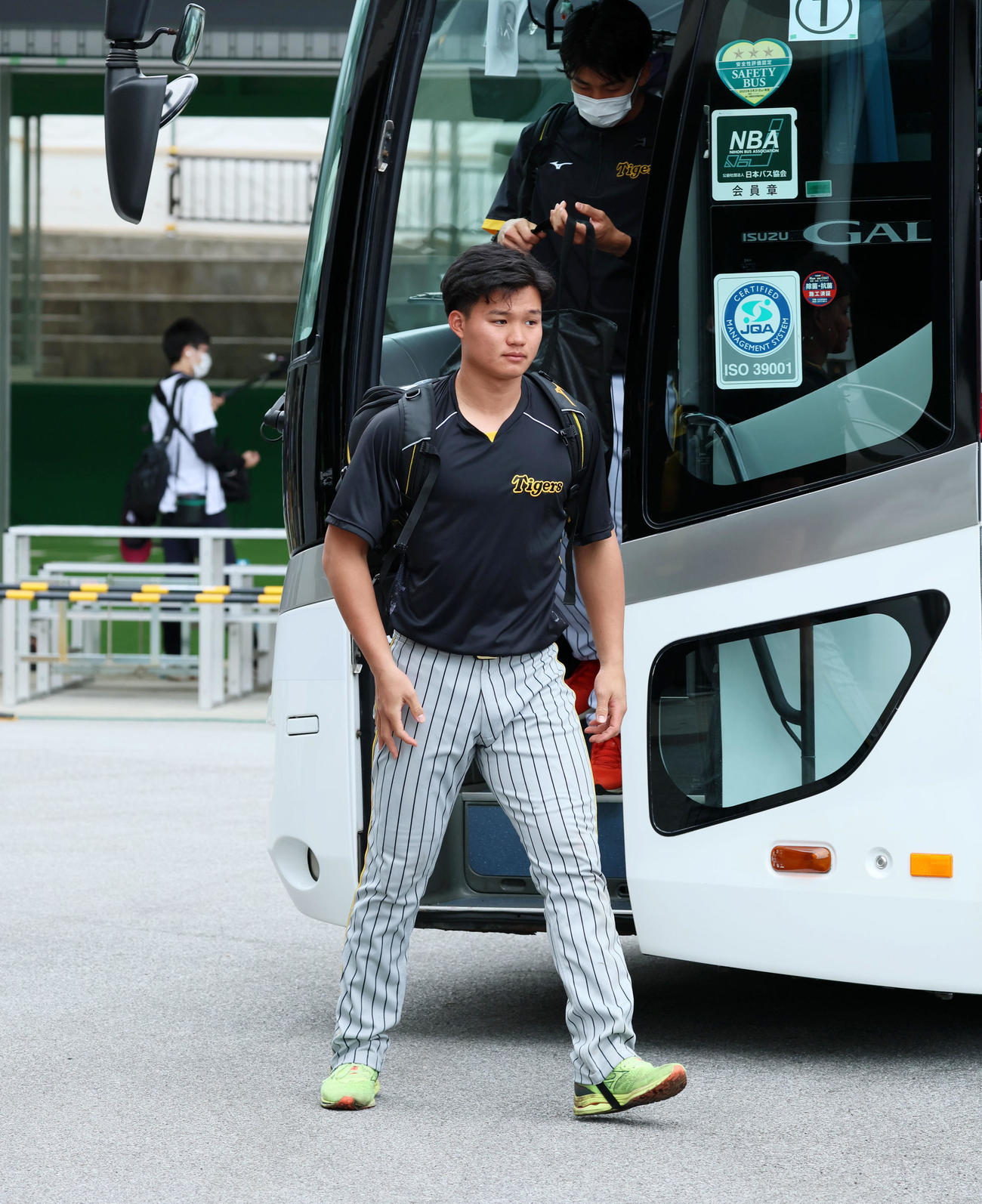 紅白戦のため宜野座村野球場に到着した森下（撮影・加藤哉）