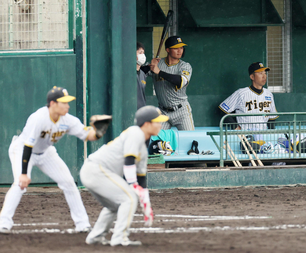3回表、一塁側白組ベンチに移動しバットを構える森下（撮影・加藤哉）