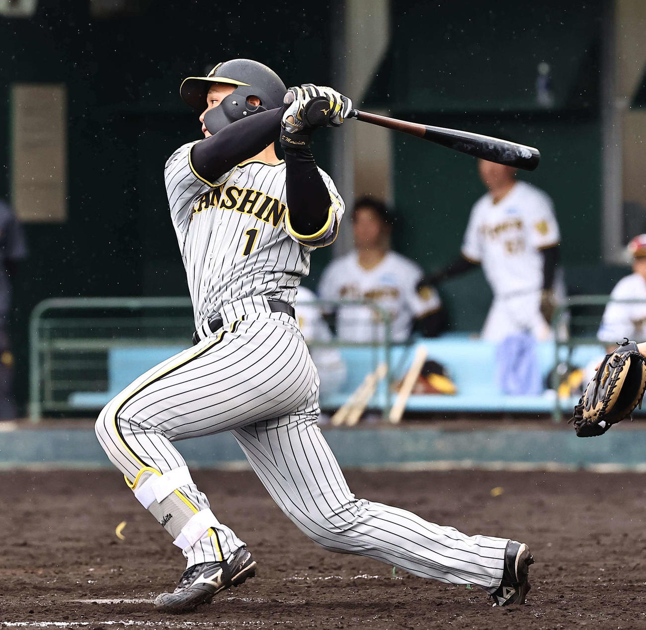 2軍紅白戦3回裏白組1死、森下は二塁内野安打を放つ（撮影・上山淳一）撮影・上田博志）