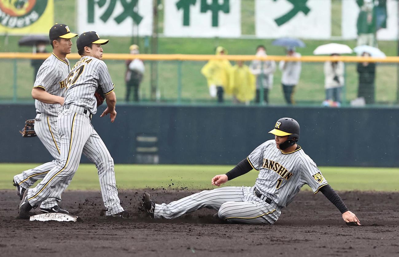 2軍紅白戦3回裏白組1死一塁、植田の遊ゴロで二塁封殺も滑り込む森下（撮影・上田博志）