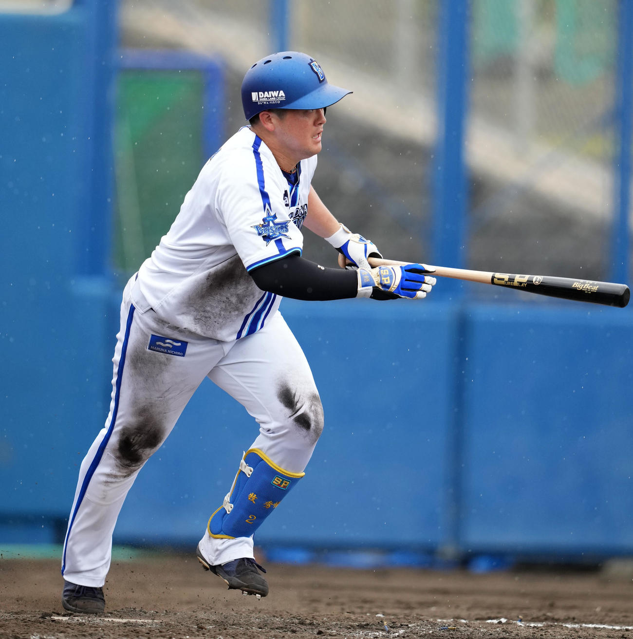 紅白戦で中前適時打を放つDeNA牧（撮影・横山健太）