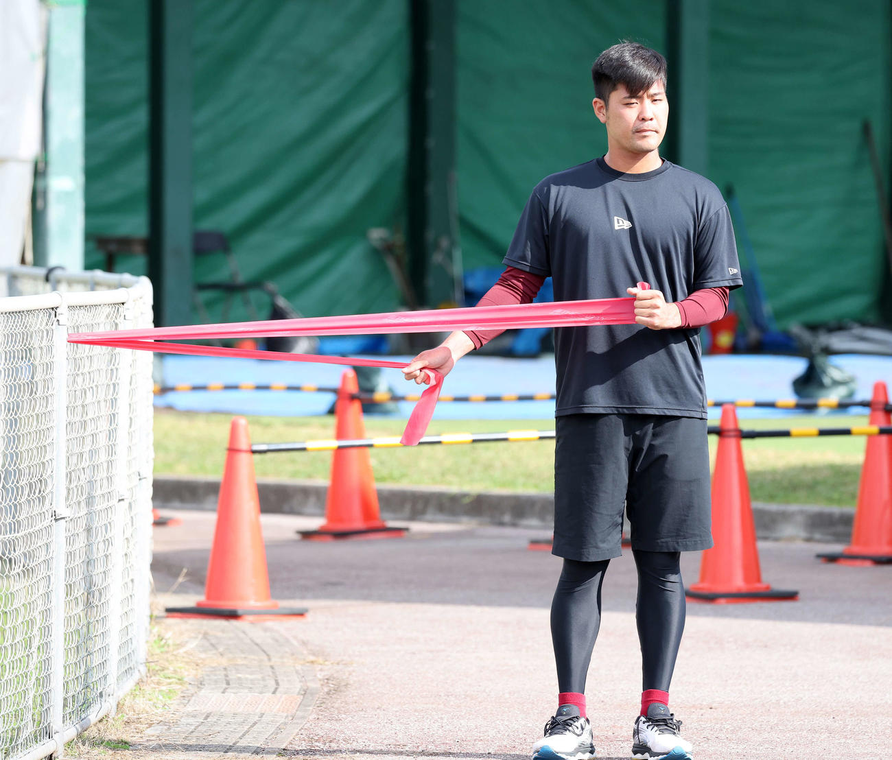 ストレッチする楽天内間（撮影・鈴木正人）