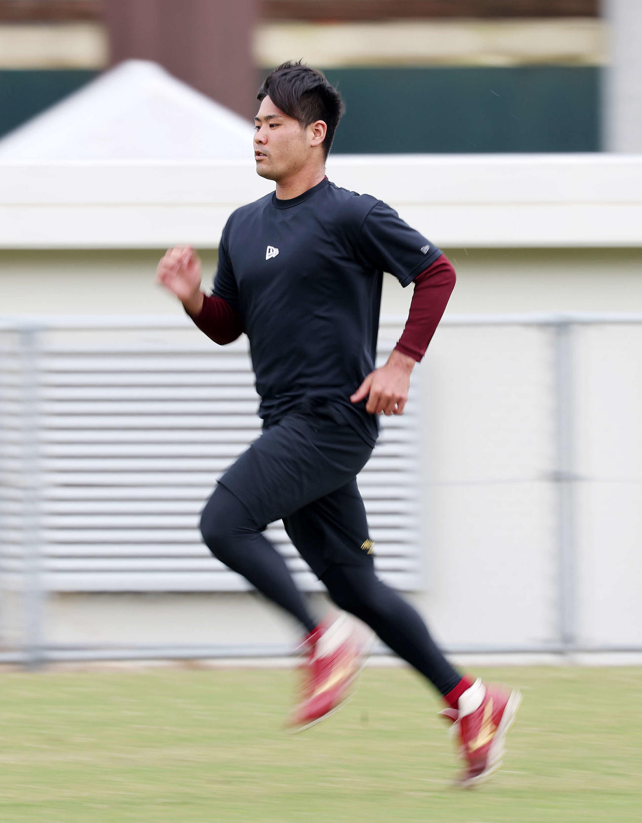 ランニングする楽天内間（撮影・鈴木正人）