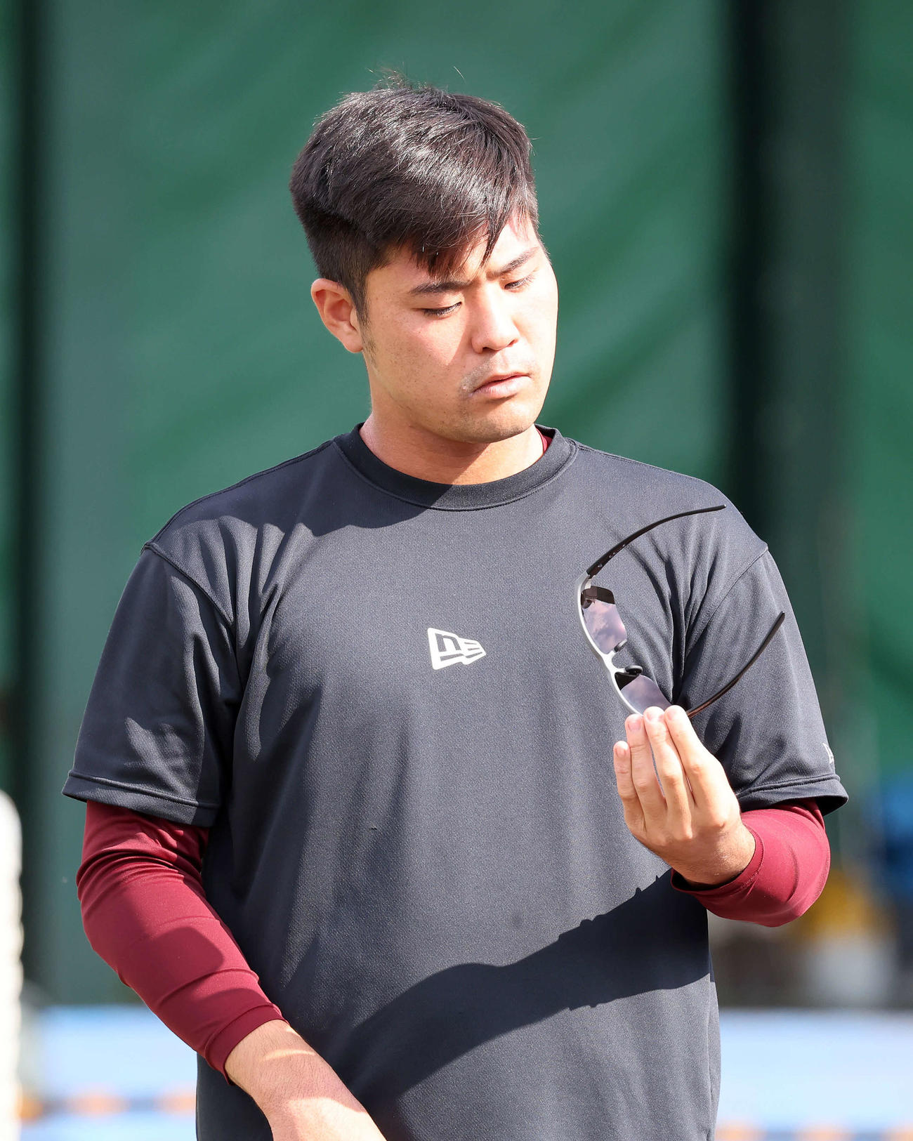 練習前、サングラスを確認するする楽天内間（撮影・鈴木正人）
