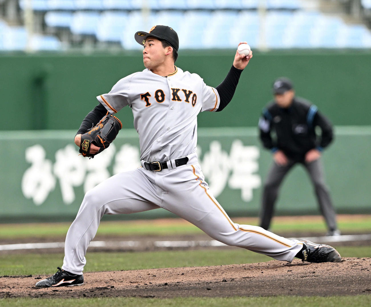 紅白戦　赤組2番手で力投する巨人代木（撮影・滝沢徹郎）