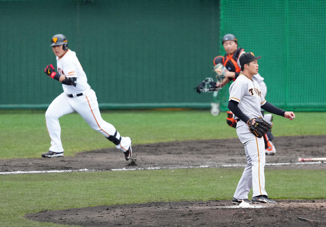 巨人紅白戦　4回裏白組無死、岡本和（左）を三ゴロに仕留める代木（撮影・江口和貴）