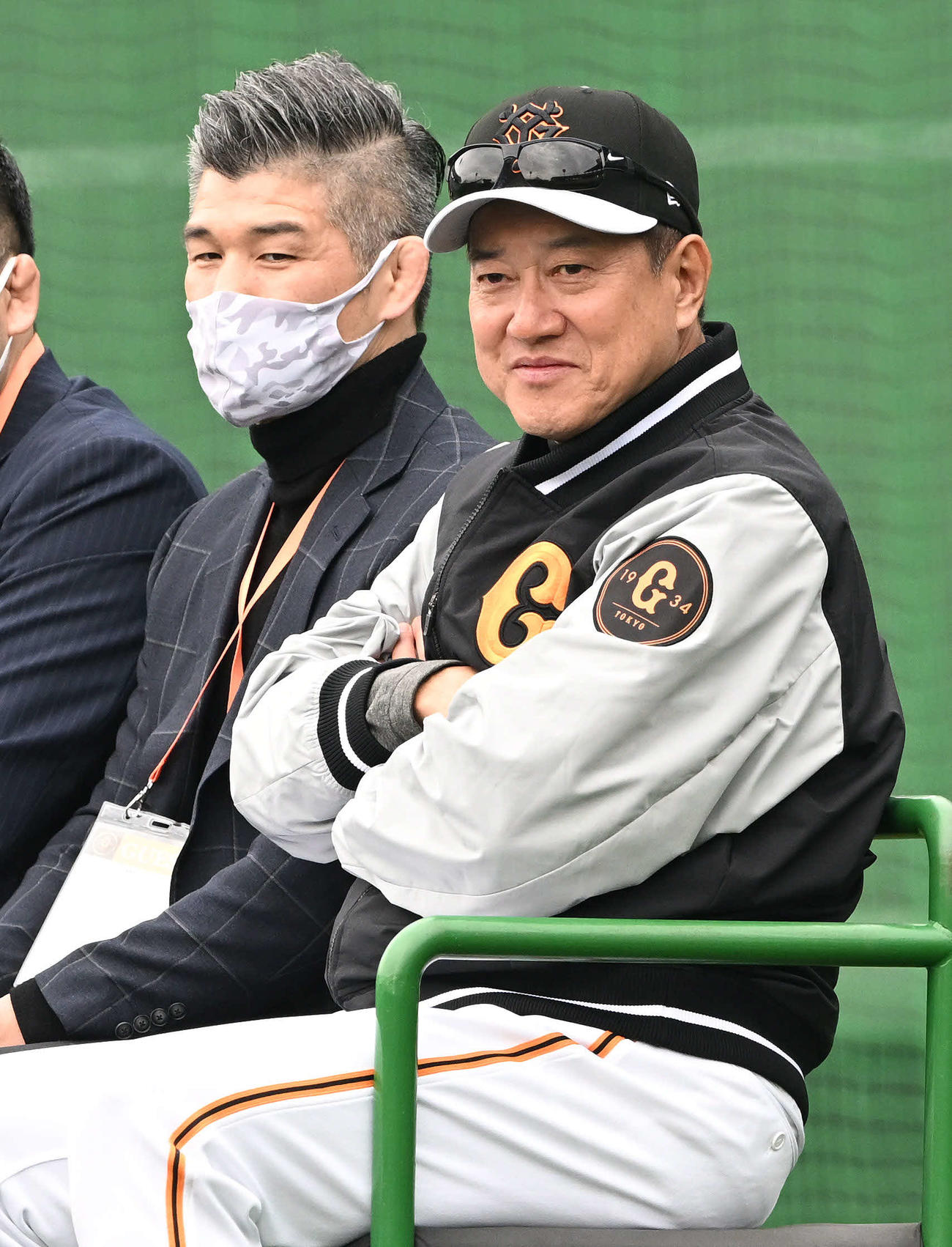 練習を見守る巨人原監督（右）と井上氏（撮影・滝沢徹郎）
