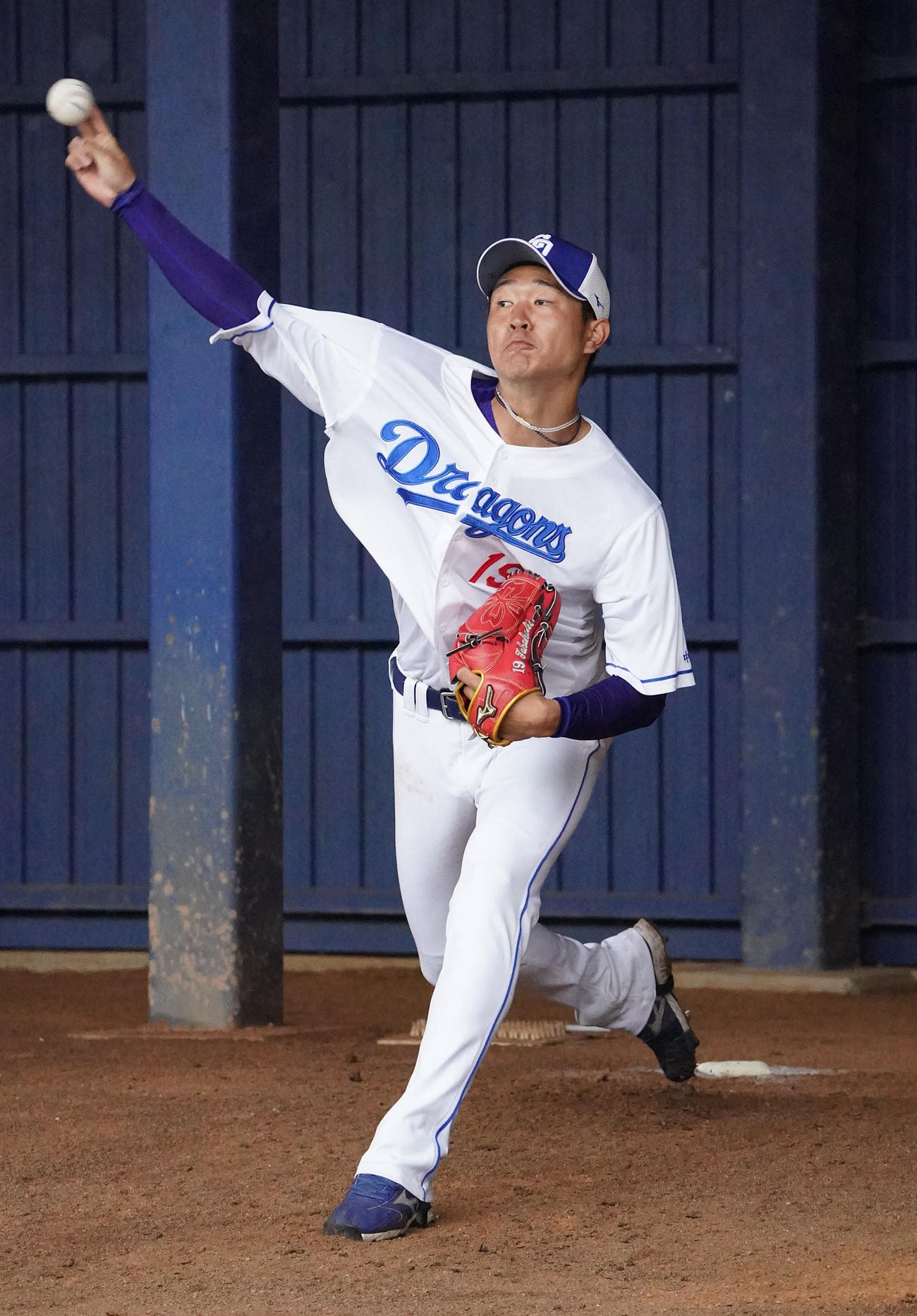 ブルペンに入り投球練習をする高橋宏斗（撮影・森本幸一）
