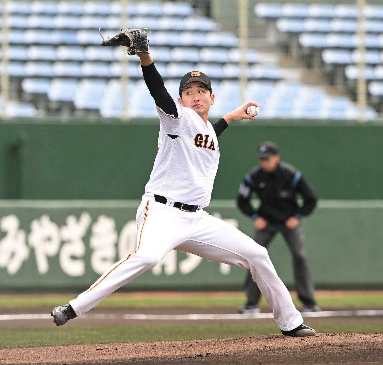 紅白戦　白組先発の巨人横川（撮影・滝沢徹郎）