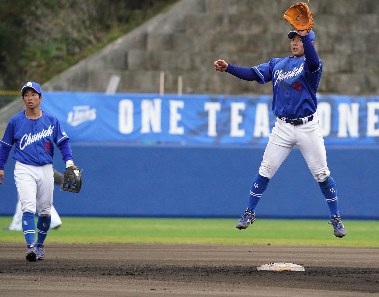 サムスン対中日　田中（左）と二遊間守備を組む村松（右）（撮影・森本幸一）