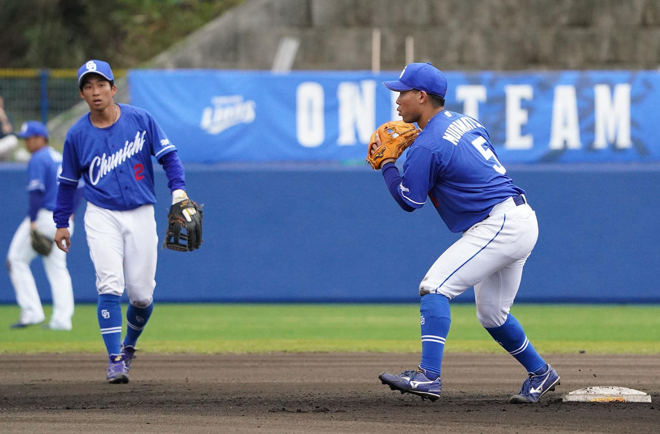 サムスン対中日　田中（左から2人目）と二遊間守備を組む村松（右）（撮影・森本幸一）