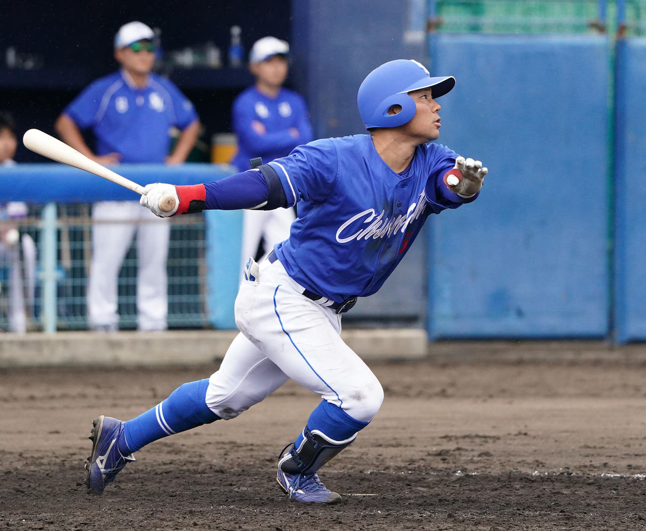 サムスン対中日　4回表中日2死満塁、中前2点適時打を放つ村松（撮影・森本幸一）
