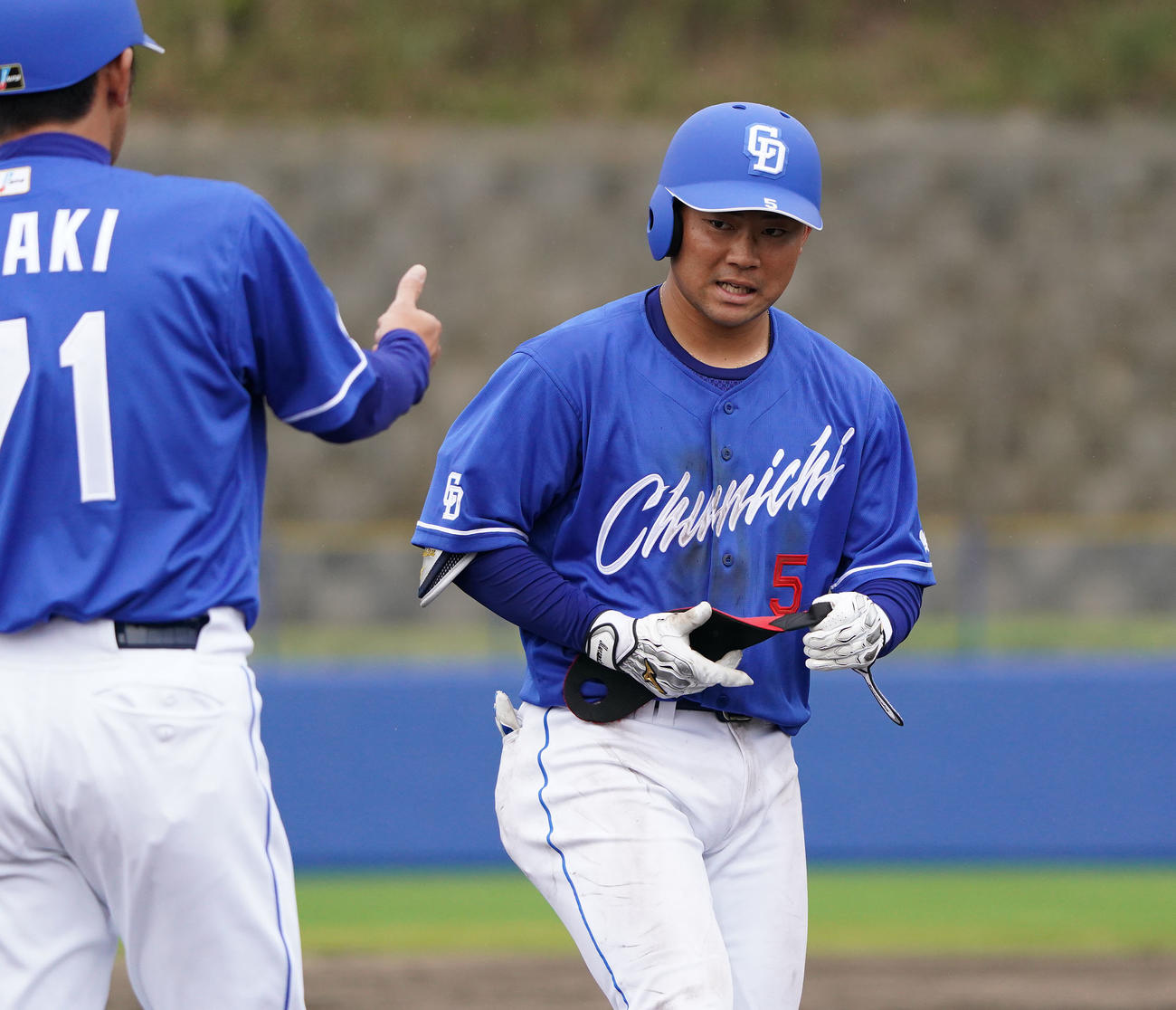 サムスン対中日　4回表中日2死満塁、中前2点適時打を放った村松（右）（撮影・森本幸一）