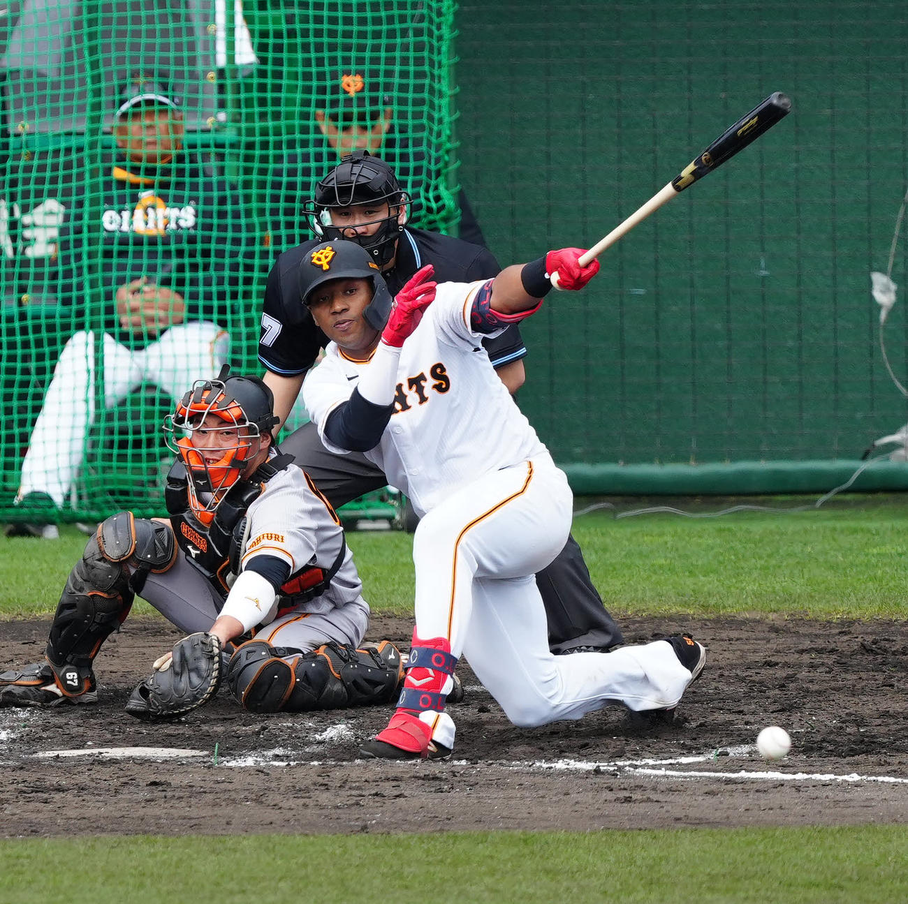 巨人紅白戦　7回裏白組2死、内野安打とするオコエ（撮影・江口和貴）