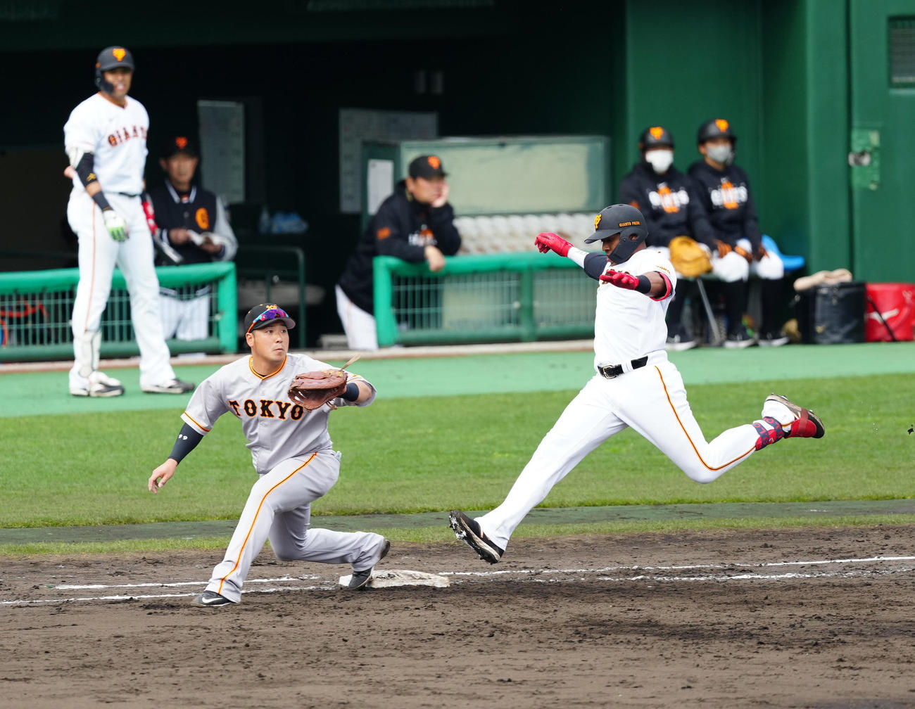 巨人紅白戦　7回裏白組2死、内野安打とするオコエ（右）（撮影・江口和貴）