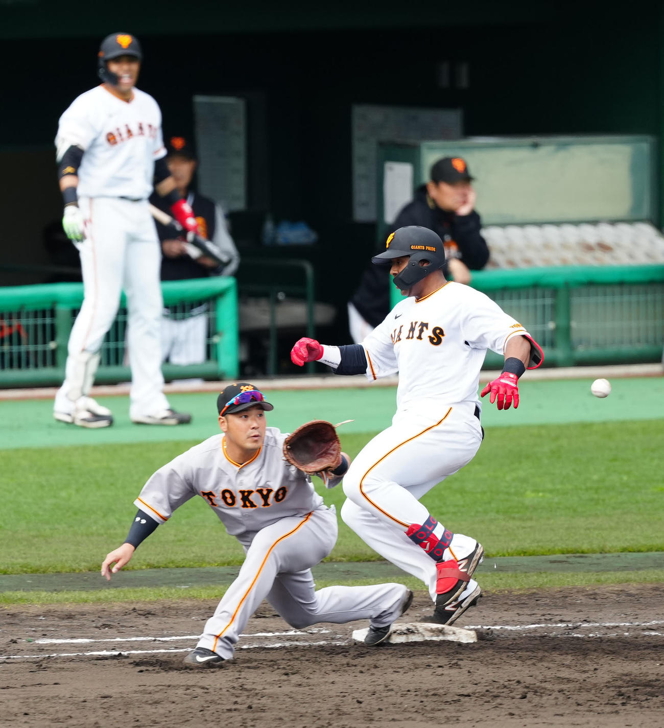 巨人紅白戦　7回裏白組2死、内野安打とするオコエ（右）（撮影・江口和貴）