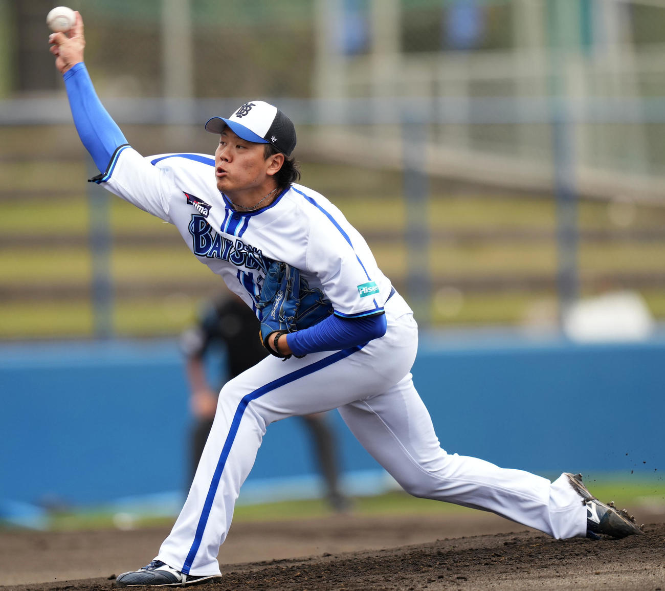 紅白戦で力投するDeNA上茶谷（撮影・横山健太）