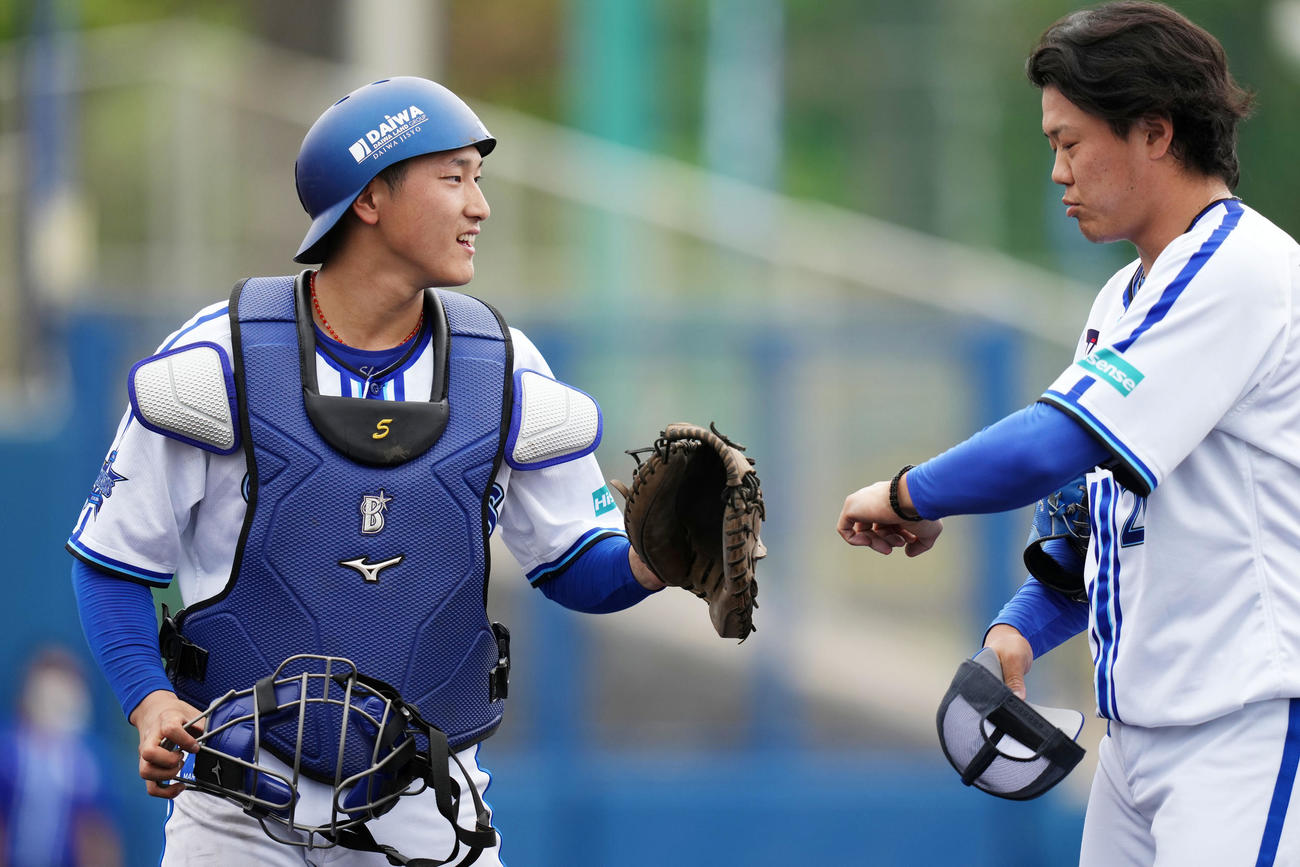 紅白戦でタッチを交わすDeNA松尾（左）と上茶谷（撮影・横山健太）
