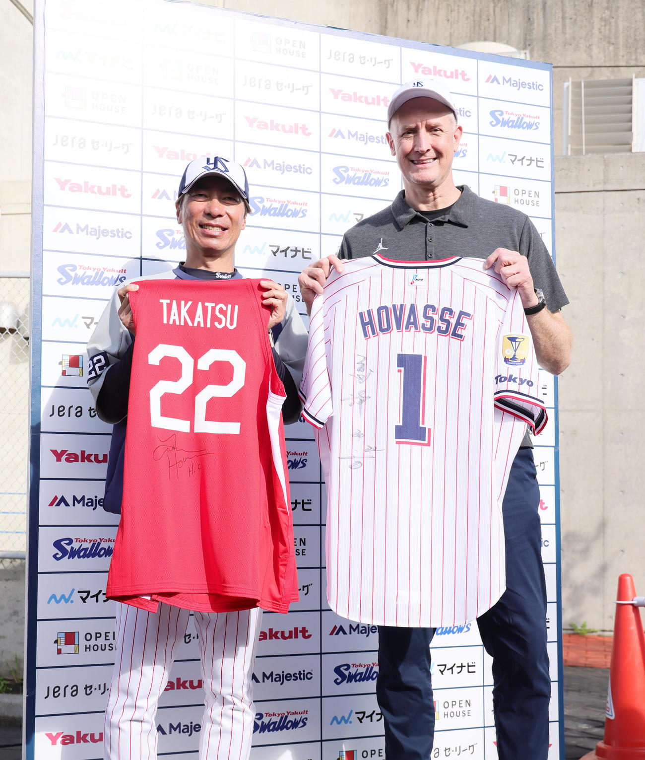 ヤクルトキャンプに訪れたバスケットボール男子日本代表のホーバス監督（右）は高津監督とユニホームをプレゼント交換する（撮影・足立雅史）