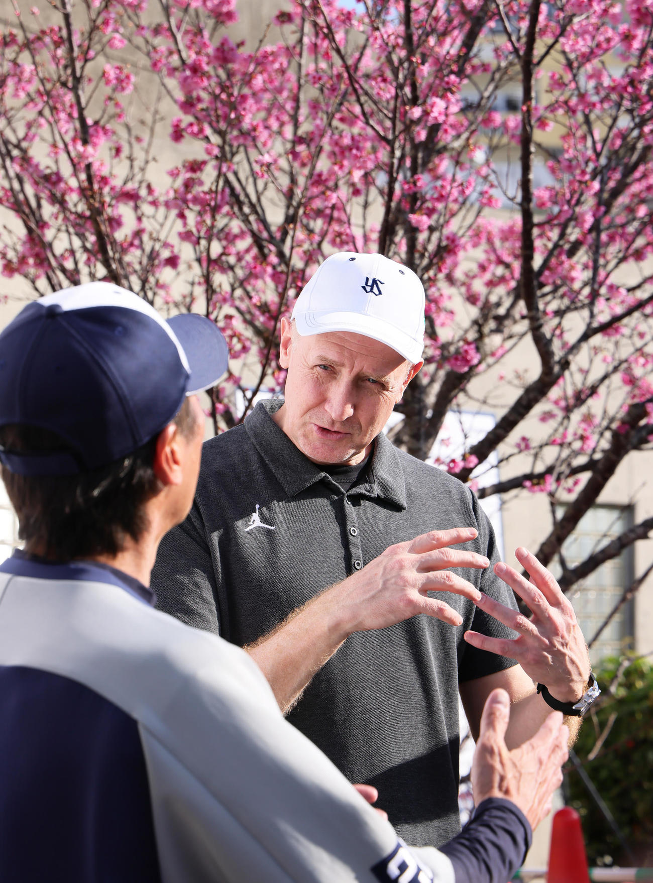 ヤクルトキャンプに訪れたバスケットボール男子日本代表のホーバス監督（後方）は高津監督と会話を交わす（撮影・足立雅史）