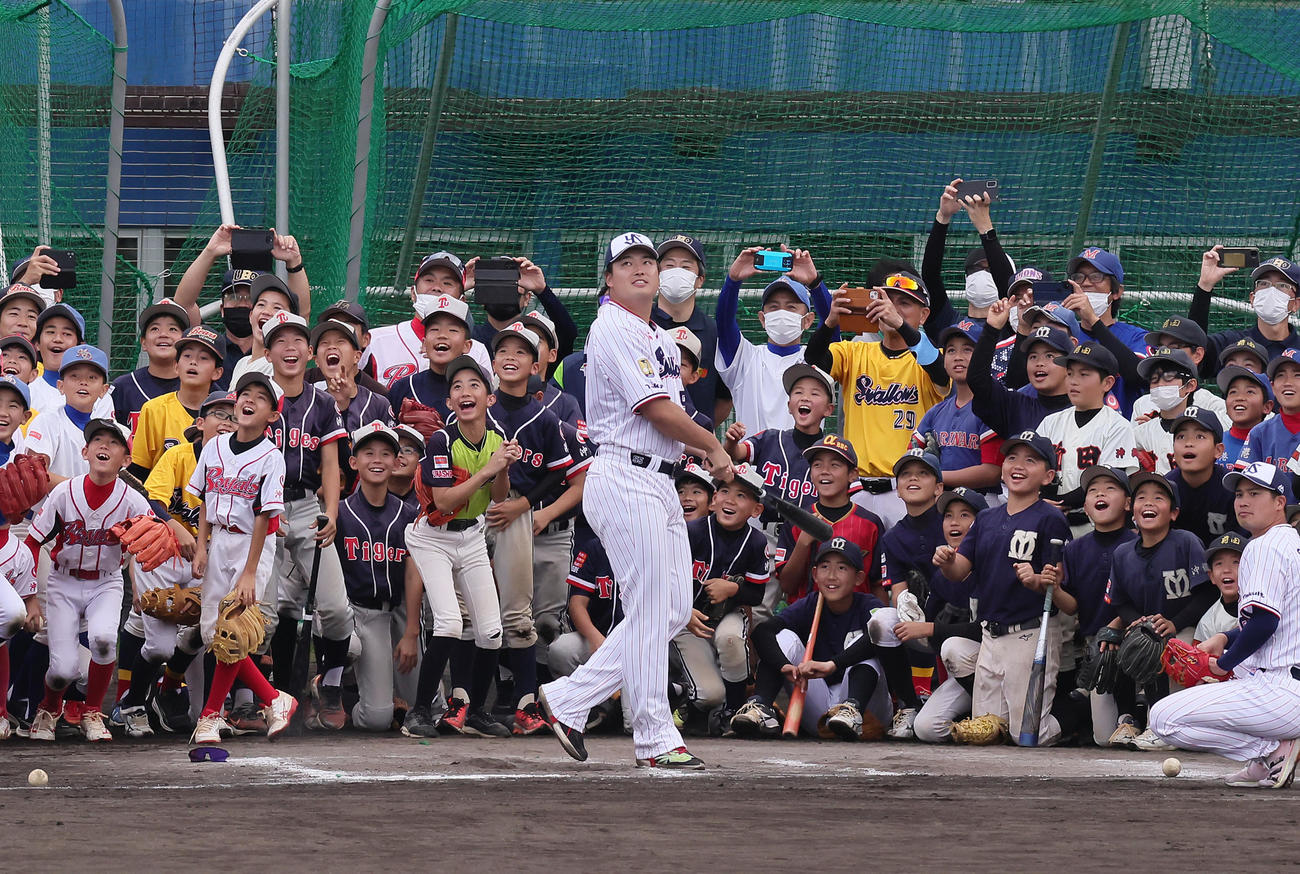 野球教室で軟式球を柵越えに放つヤクルト村上（撮影・足立雅史）