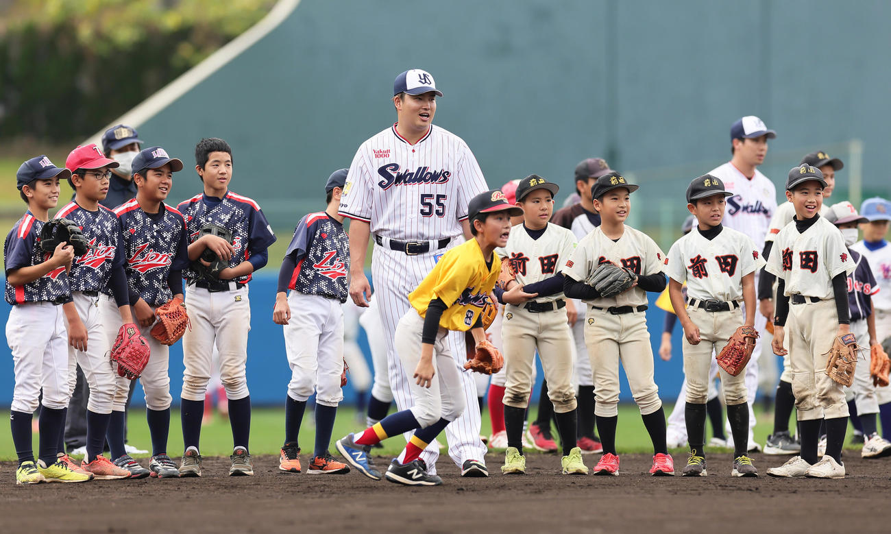 野球教室で子どもたちに守備を教えるヤクルト村上（撮影・足立雅史）