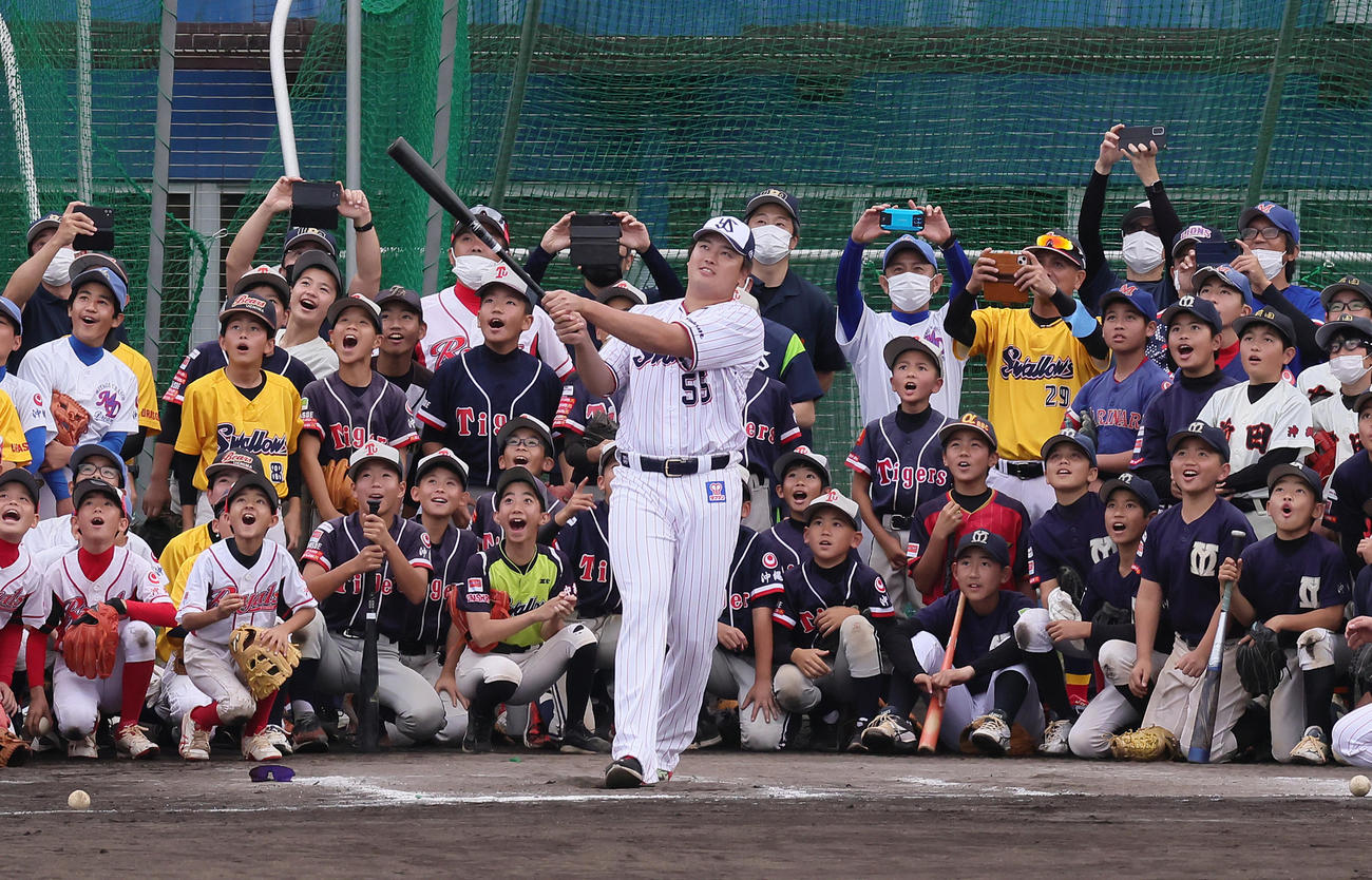 野球教室で軟式球を柵越えに放つヤクルト村上（撮影・足立雅史）