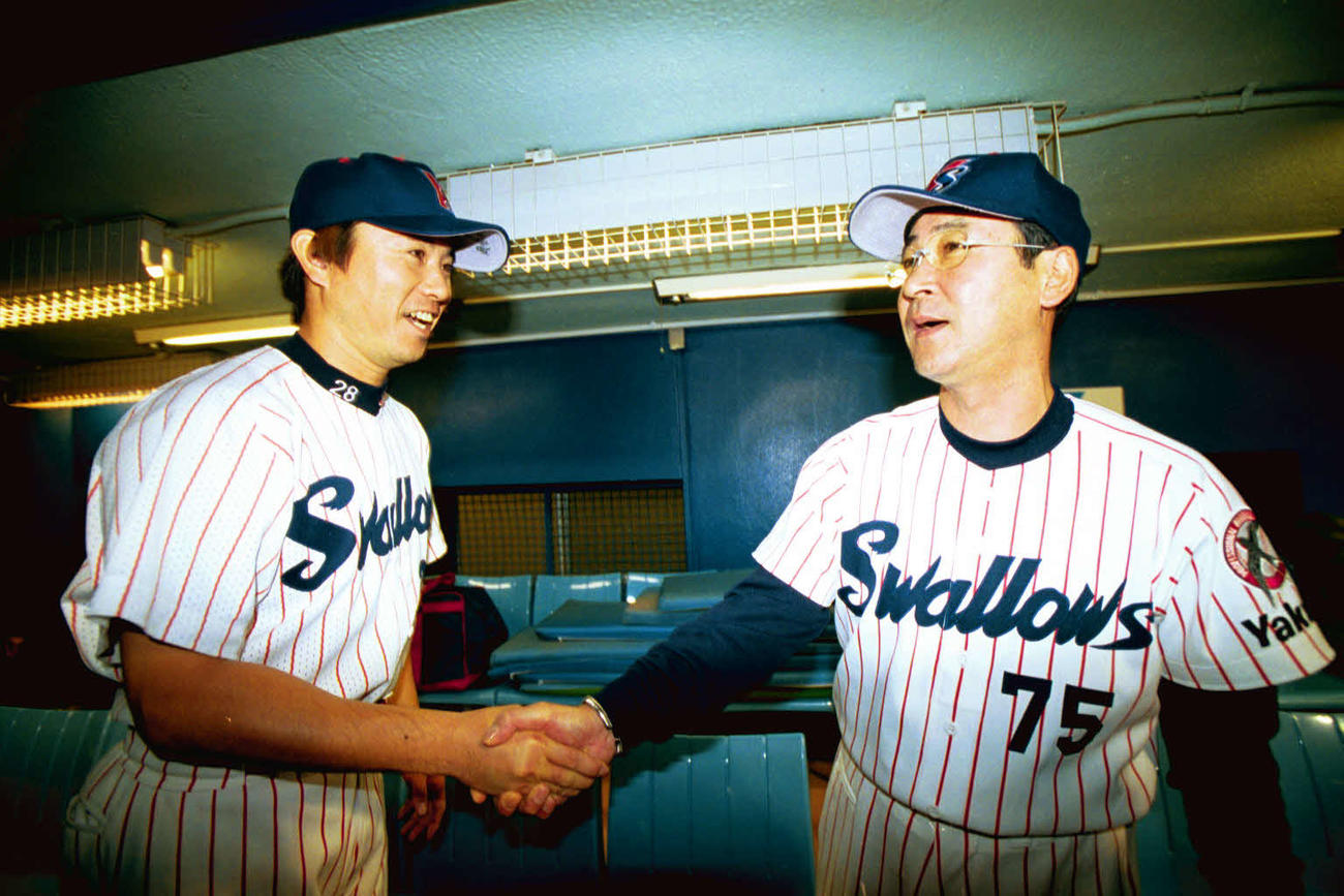 01年10月、近鉄との日本シリーズで若松監督（右）と握手をするヤクルト入来智さん