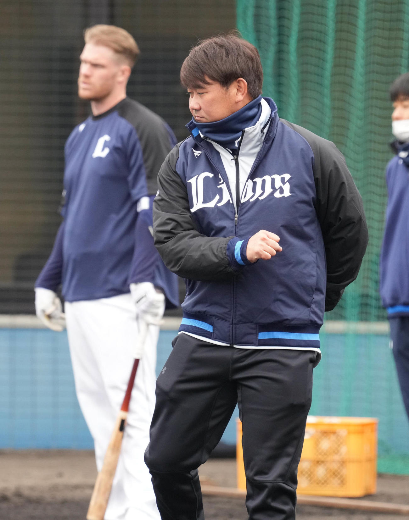 打撃のポーズをする西武臨時投手コーチの松坂氏（撮影・小沢裕）