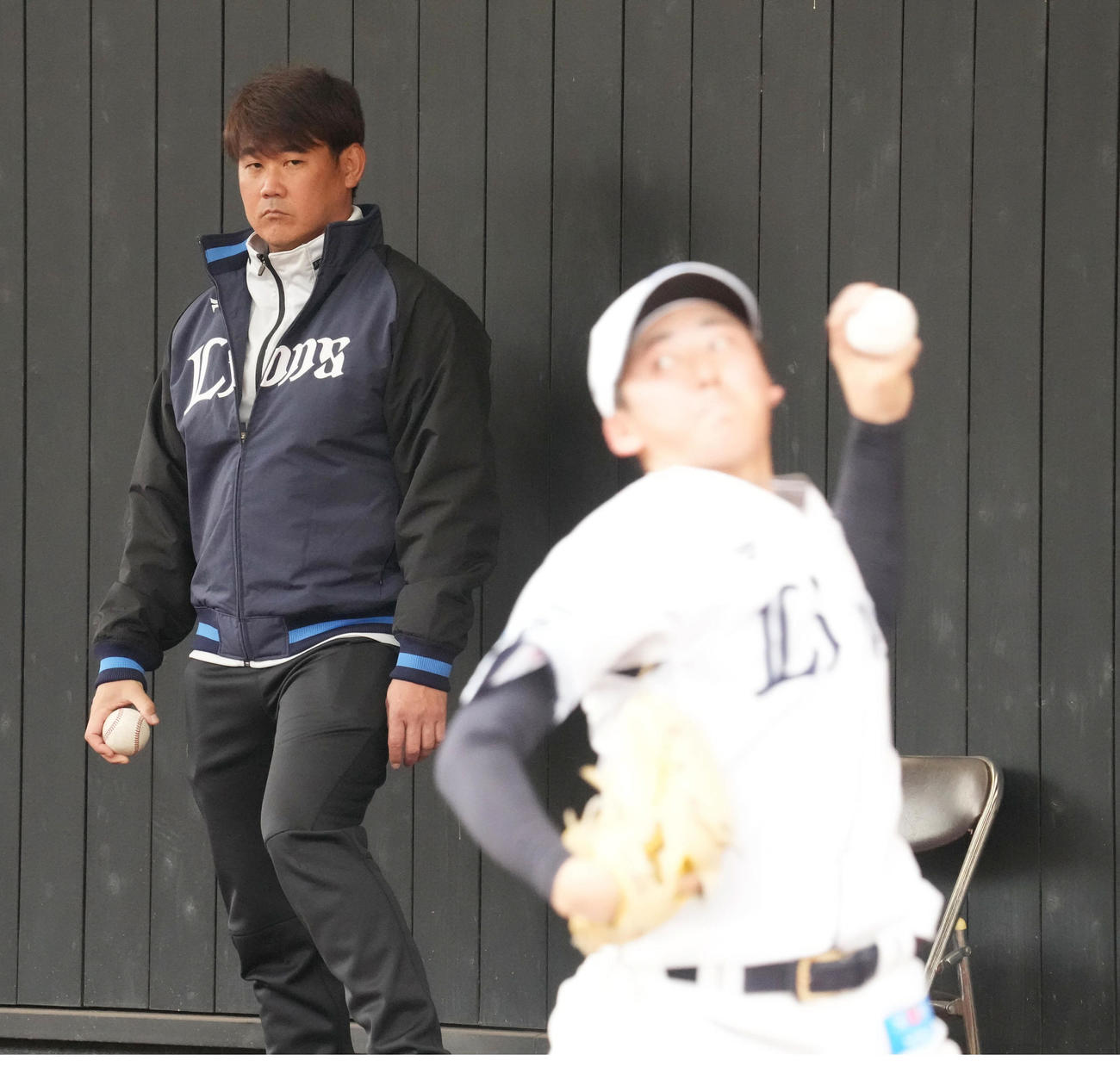 ブルペン投球する隅田（右）を見つめる西武臨時投手コーチの松坂氏（撮影・小沢裕）