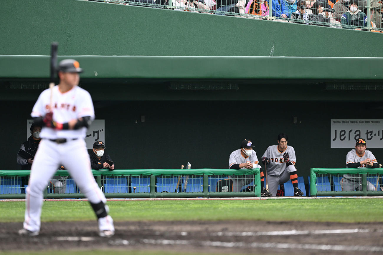 紅白戦　5回裏白組無死、打席に立つ巨人岡本和（手前）を見つめるドラフト1位浅野（右奥）（撮影・滝沢徹郎）