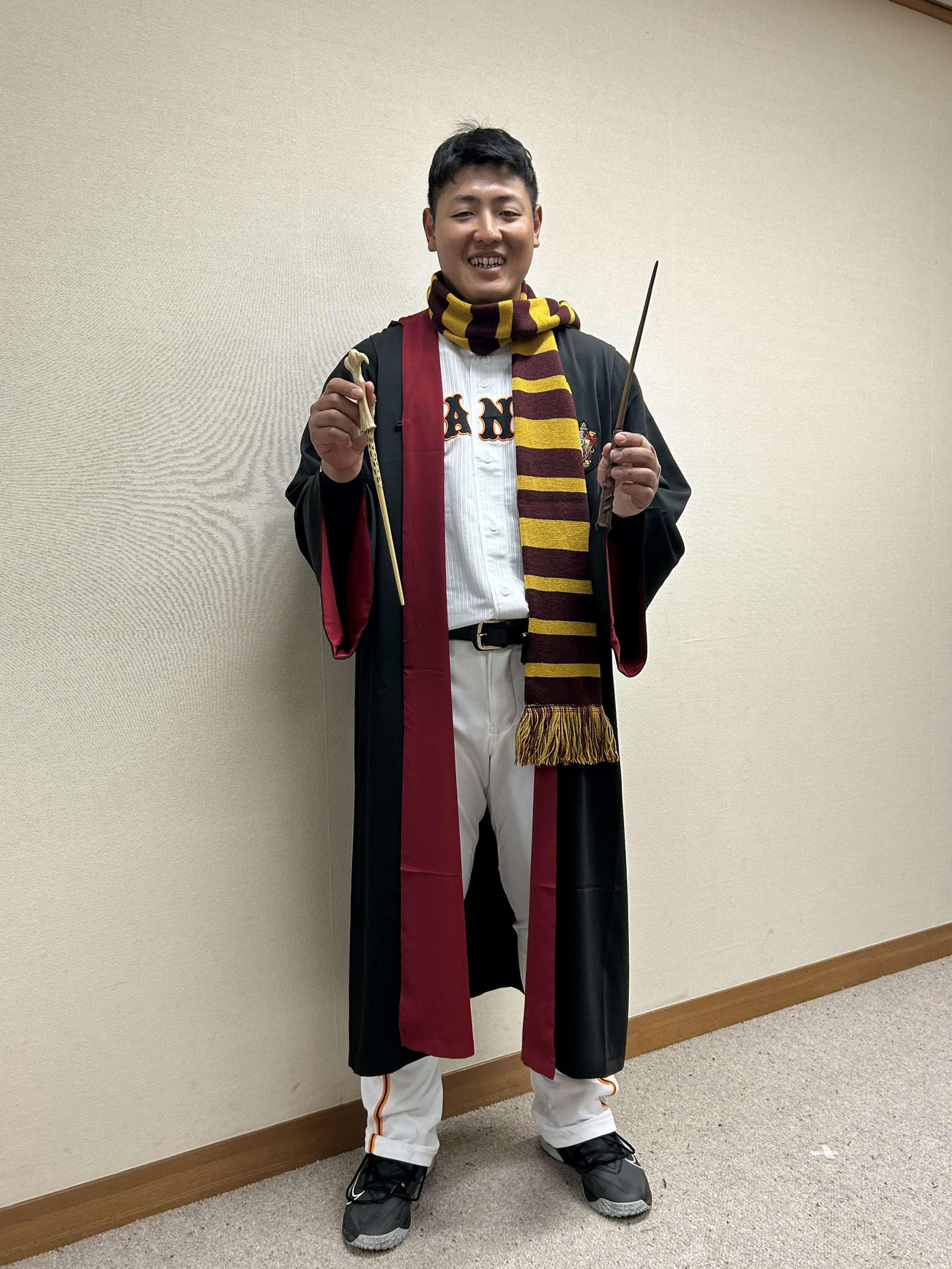 ハリー・ポッターのグッズをプレゼントされて、笑顔の巨人岡本和（撮影・上田悠太）