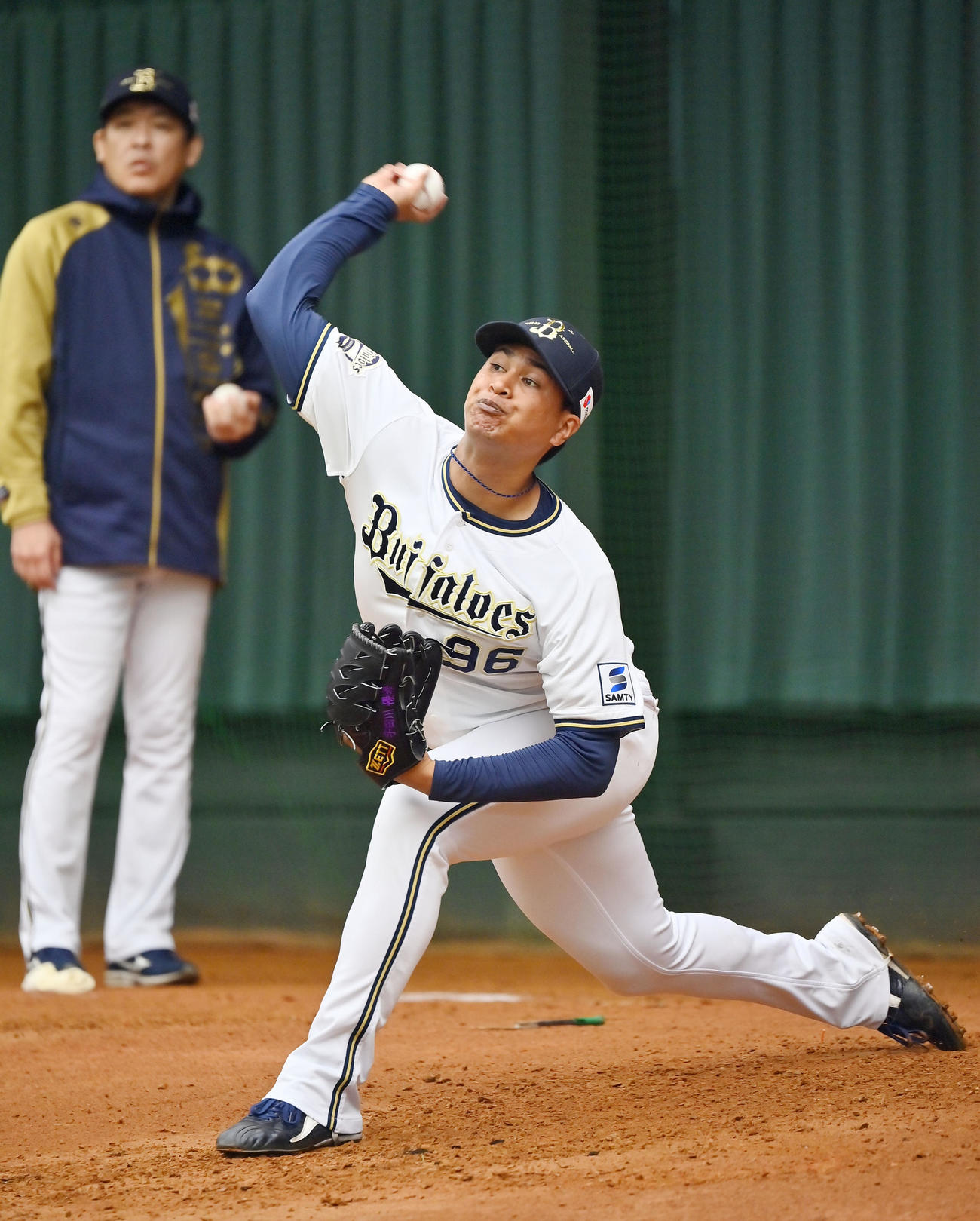WBC球とNPB球、厚沢コーチ（奥）が持つボールと交互に投げるオリックス宇田川（撮影・和賀正仁）